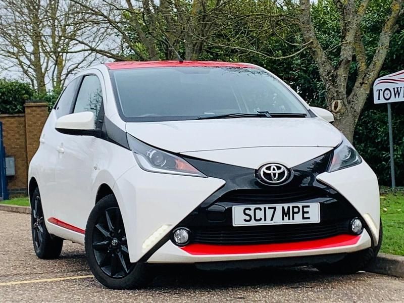 Used Toyota Aygo x-press 69 HP (50 kW) 2017 White Hatchback