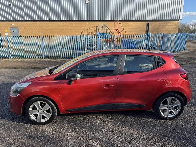 Used Renault Clio IV Play 75 HP (55 kW) 2016 Red Hatchback