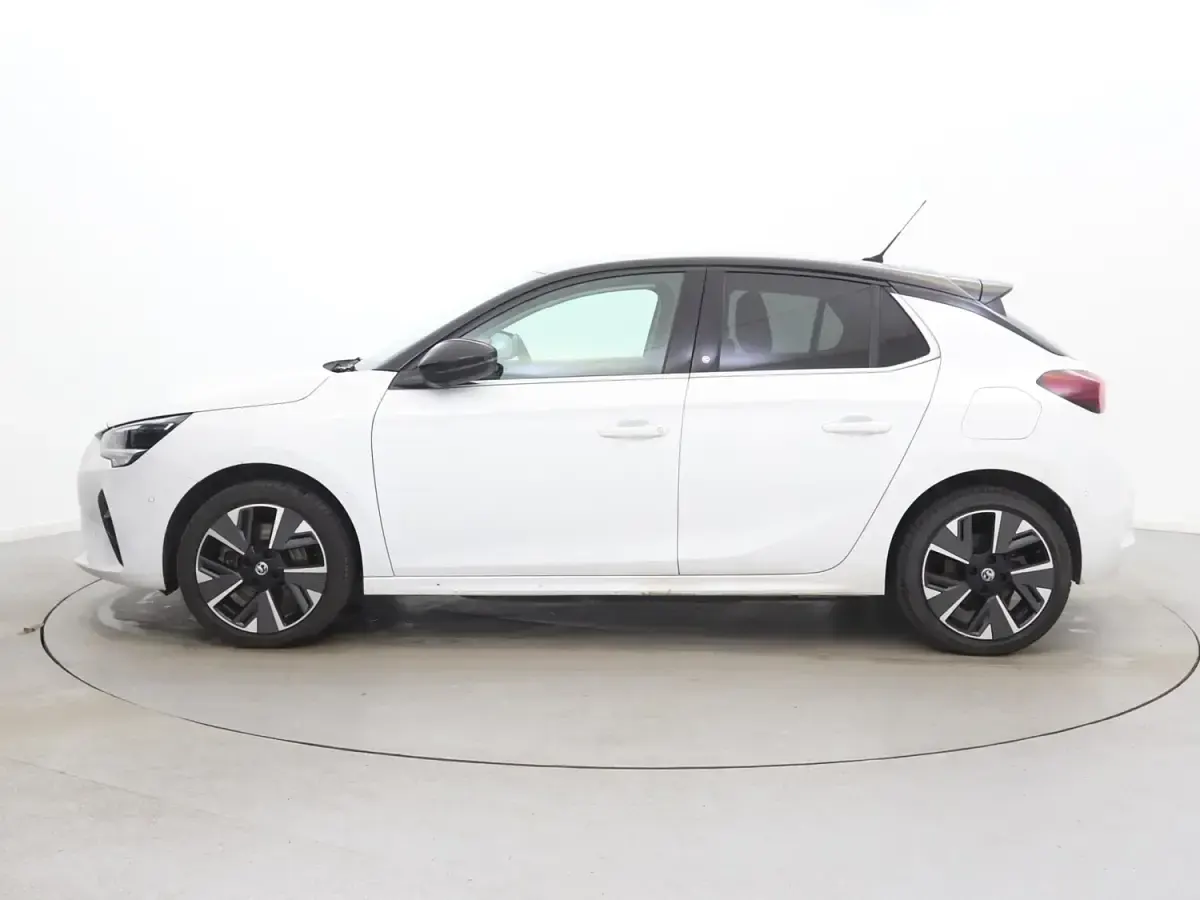 Second-hand Vauxhall Corsa-e Elite 100 kW (136 CP) 2022 Alb Hatchback