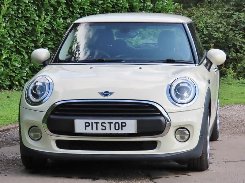 Pepper white Used 2018 Mini ONE Classic Hatchback | £11,900 (Fair price) - Image 1/3