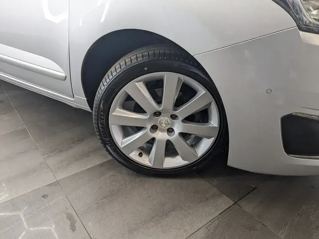 Usado Peugeot 5008 Allure 120 HP (88 kW) 2016 Prateado Monovolume