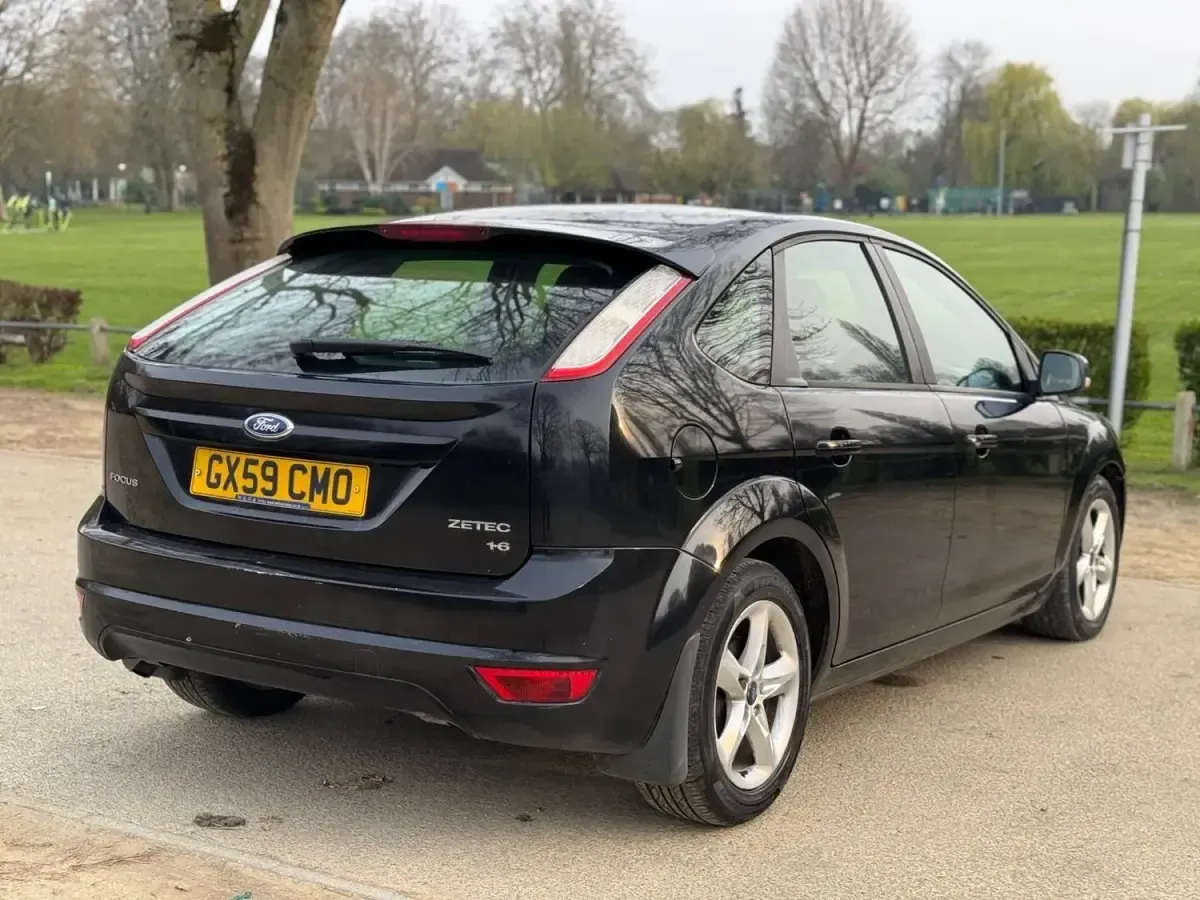 Usado Ford Focus Zetec 99 CV (72 kW) 2009 Negro Utilitario