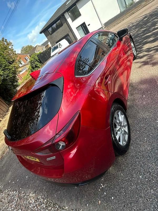 Used Mazda 3 105 HP (77 kW) 2016 Red Hatchback