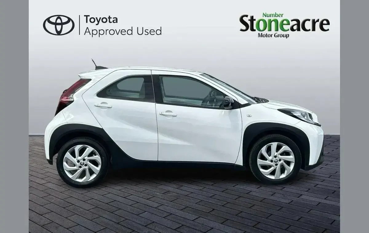 Used Toyota Aygo X PURE 72 HP (52 kW) 2023 White SUV