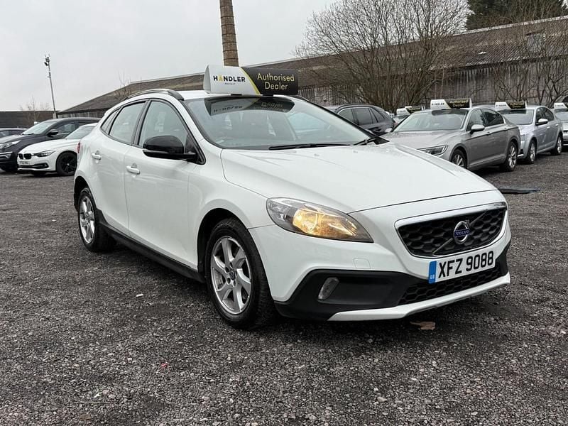 Used Volvo V40 SE 115 HP (84 kW) 2015 White Hatchback