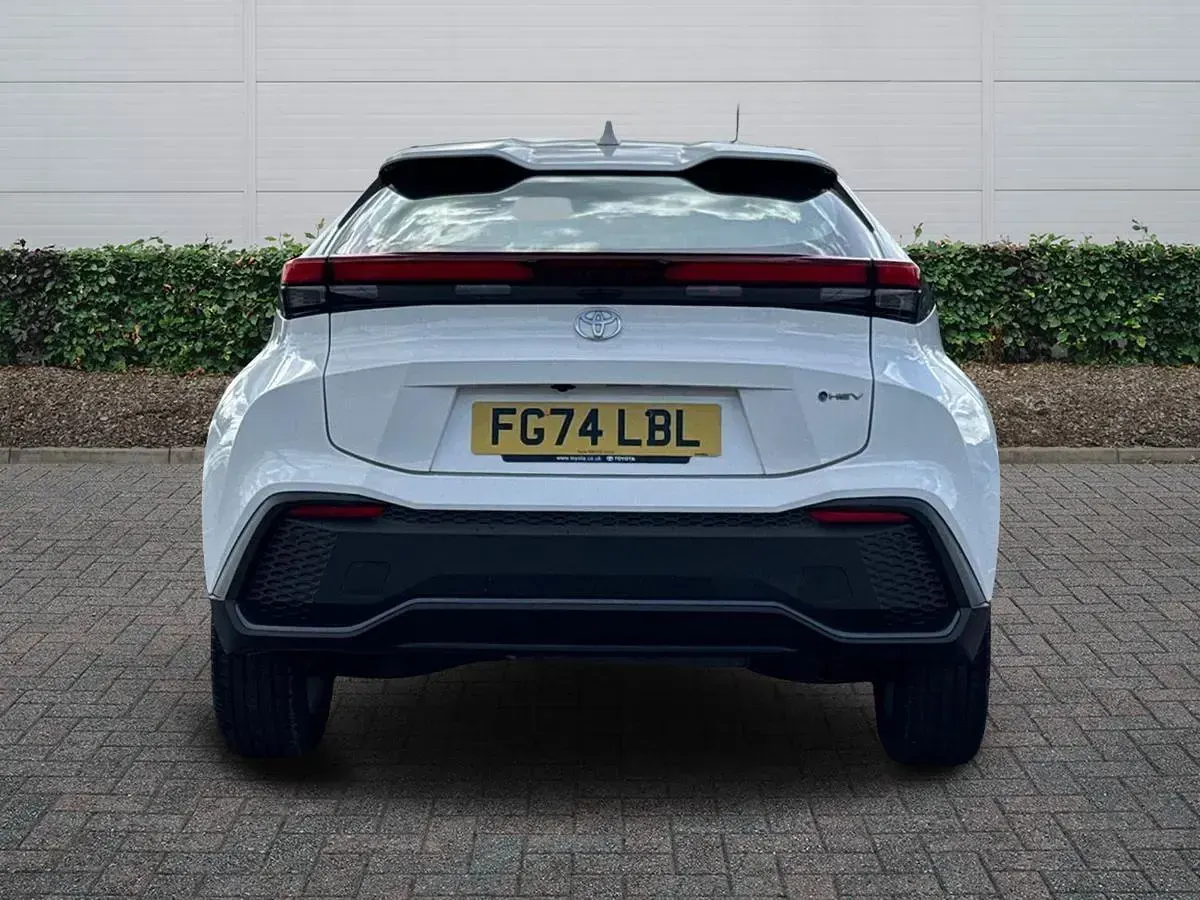 Used Toyota C-HR 140 HP (102 kW) 2024 White SUV