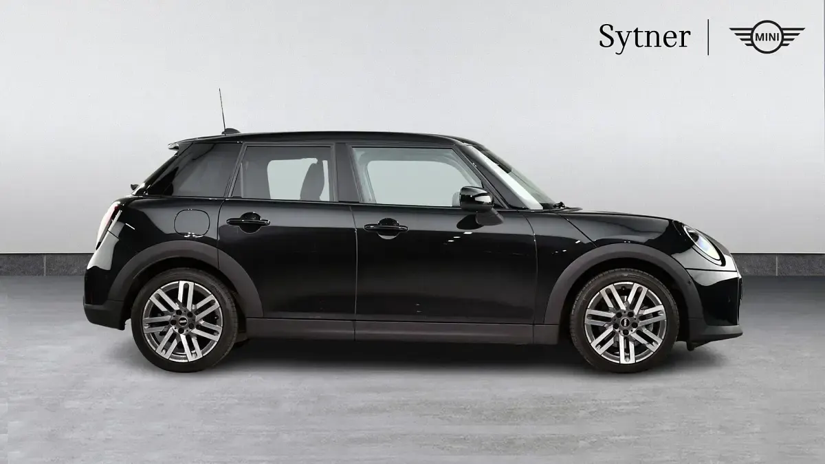 Begagnad Mini Cooper Hatch 113 kW (154 HK) 2025 Svart Halvkombi
