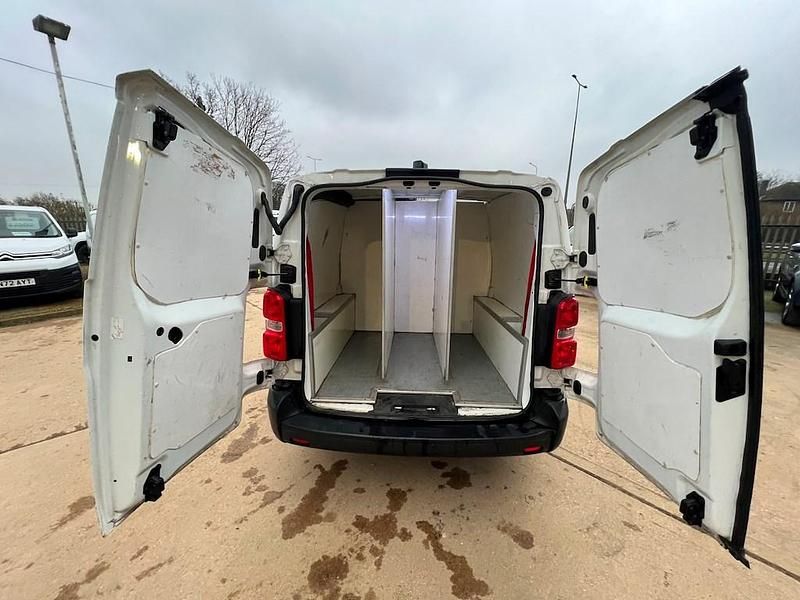 Used Vauxhall Vivaro Edition 120 HP (88 kW) 2020 White MPV