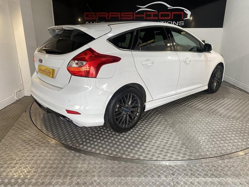 Used Ford Focus Zetec 163 HP (119 kW) 2012 White Hatchback