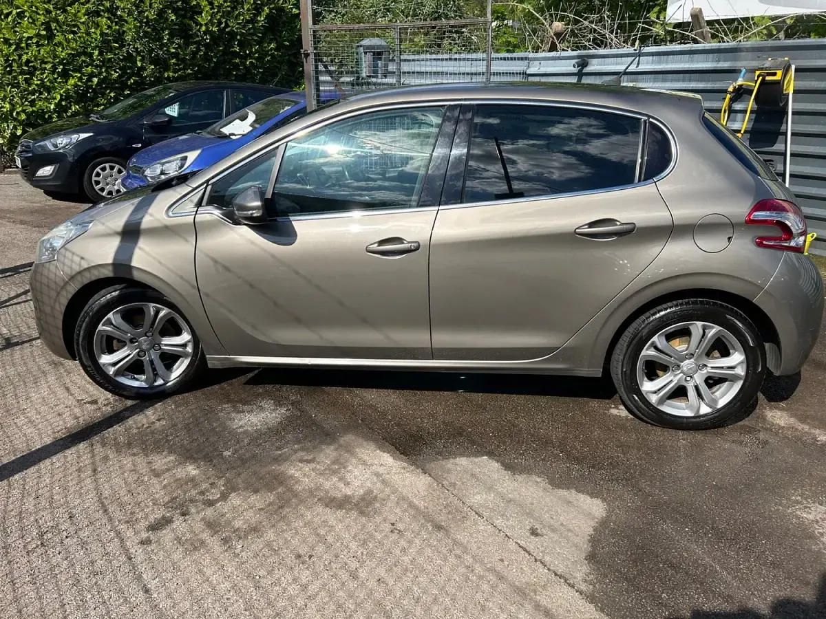 Used Peugeot 208 Allure 90 HP (66 kW) 2015 Brown Hatchback