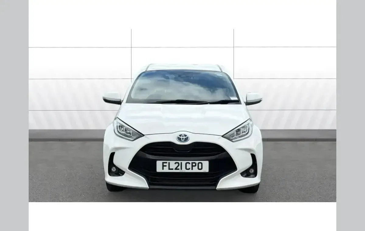 Used Toyota Yaris Design 113 HP (83 kW) 2021 White Hatchback