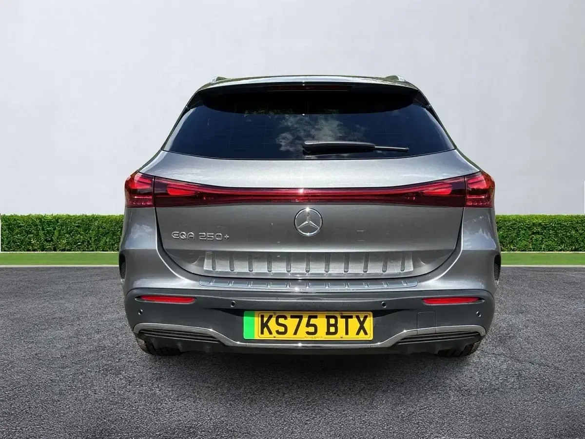 Begagnad Mercedes EQA250+ AMG Line Premium 139 kW (190 HK) 2025 Grå SUV