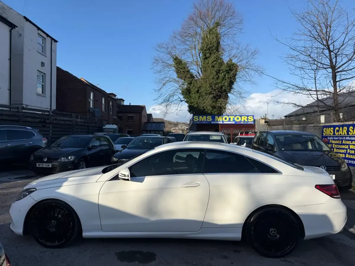 Gebraucht Mercedes E220 AMG 2014 Weiß Coupé