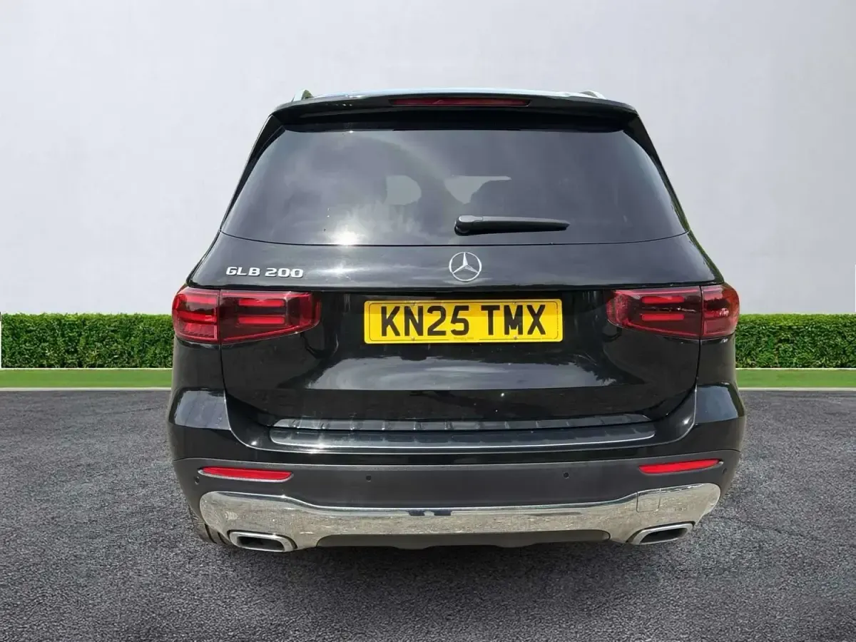 Begagnad Mercedes GLB200 Executive 163 HK (119 kW) 2025 Svart SUV