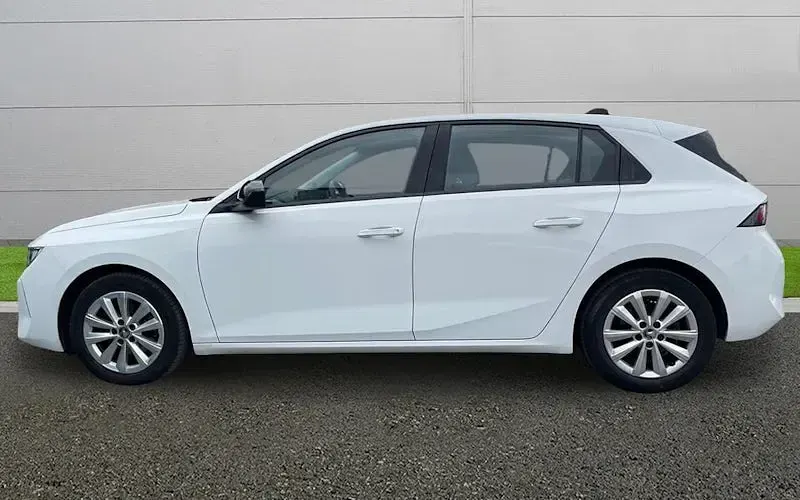 Used Vauxhall Astra Design Edition 131 HP (96 kW) 2025 Hatchback