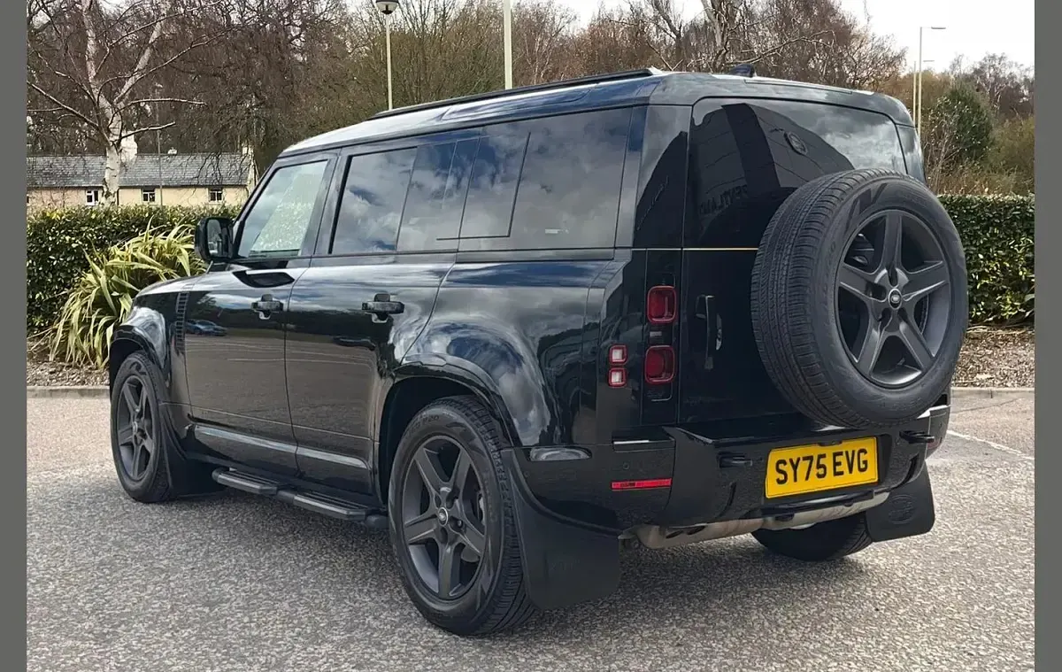 Used Land Rover Defender SE Dynamic 245 HP (180 kW) 2025 Black SUV
