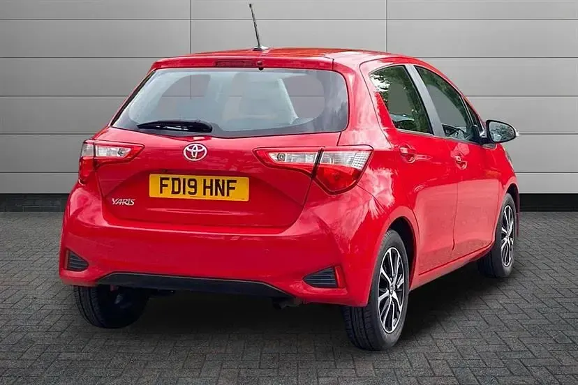 Begagnad Toyota Yaris 111 HK (81 kW) 2019 Röd Halvkombi