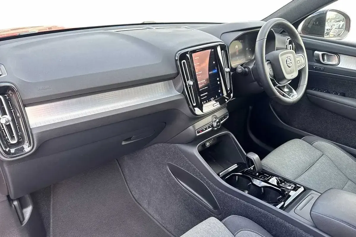 Used Volvo XC40 Plus 163 HP (119 kW) 2022 Fusion red SUV