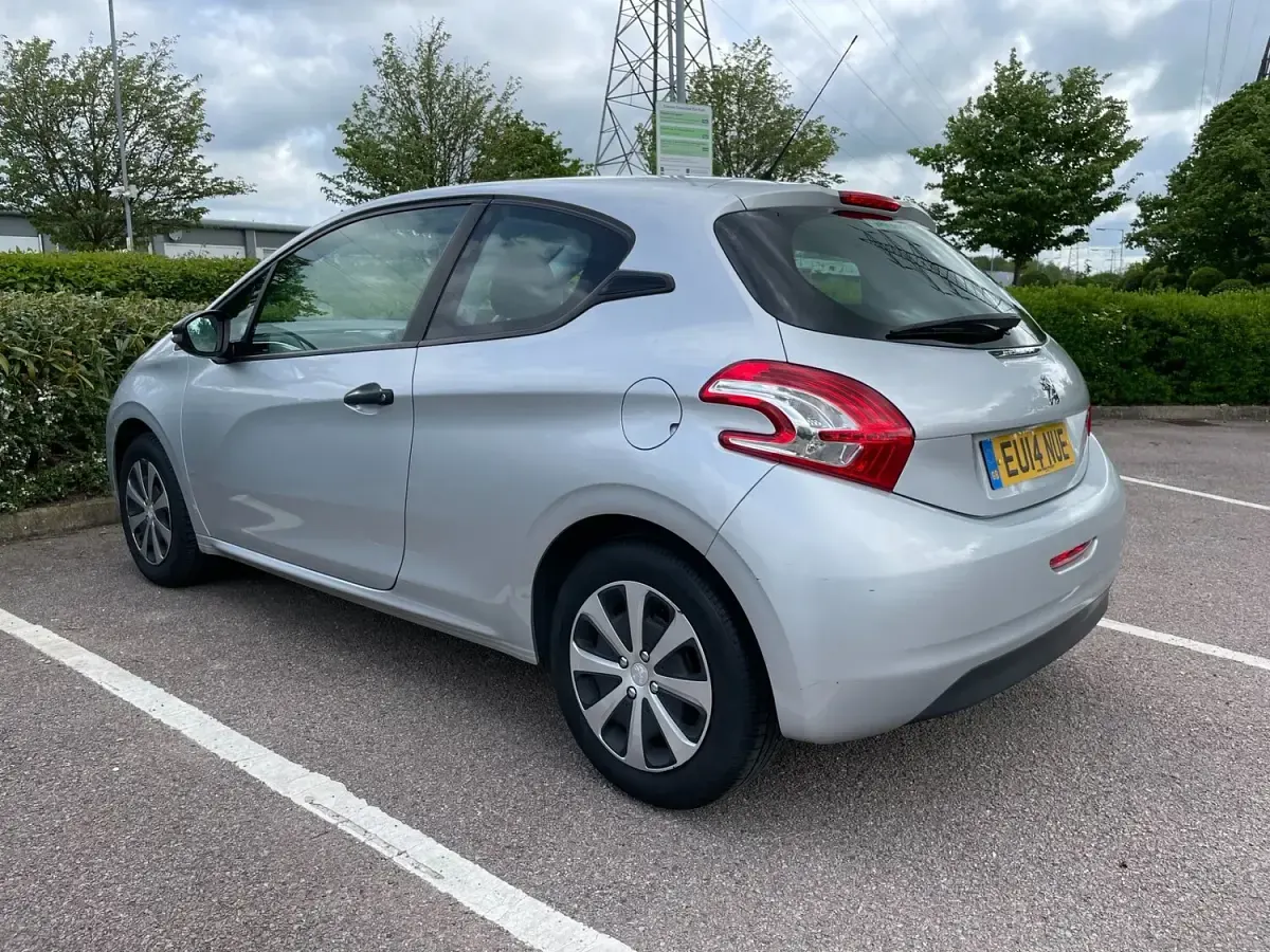 Used Peugeot 208 Access 67 HP (49 kW) 2014 Silver Hatchback