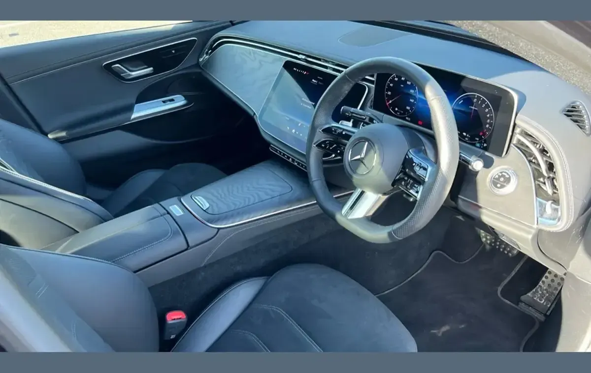Usado Mercedes E300 Urban 313 HP (230 kW) 2025 Azul Sedan