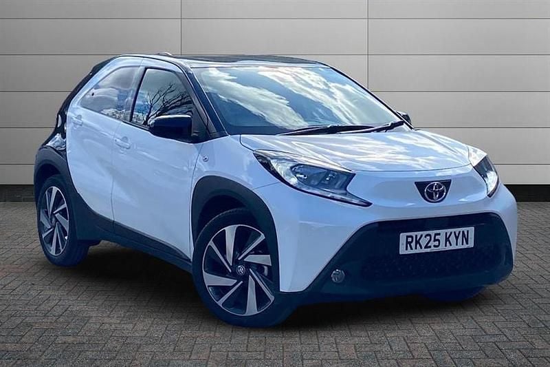 Pure white with black Used 2025 Toyota Aygo Hatchback | £15,395 (Fair price) - Image 1/3