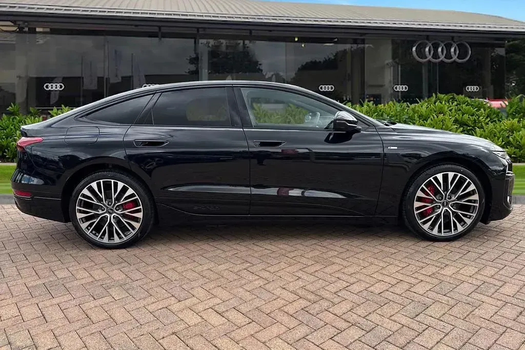 New Audi A6 e-tron Comfort 339 kW (462 HP) 2025 Black Hatchback