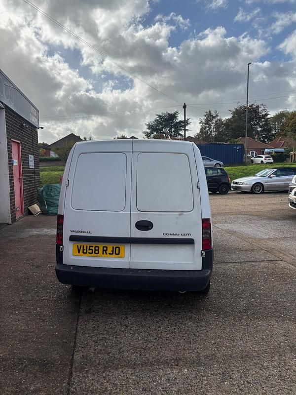 Used Vauxhall Combo 75 HP (55 kW) 2008 White MPV