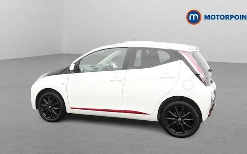 Used Toyota Aygo x-press 69 HP (50 kW) 2018 White Hatchback