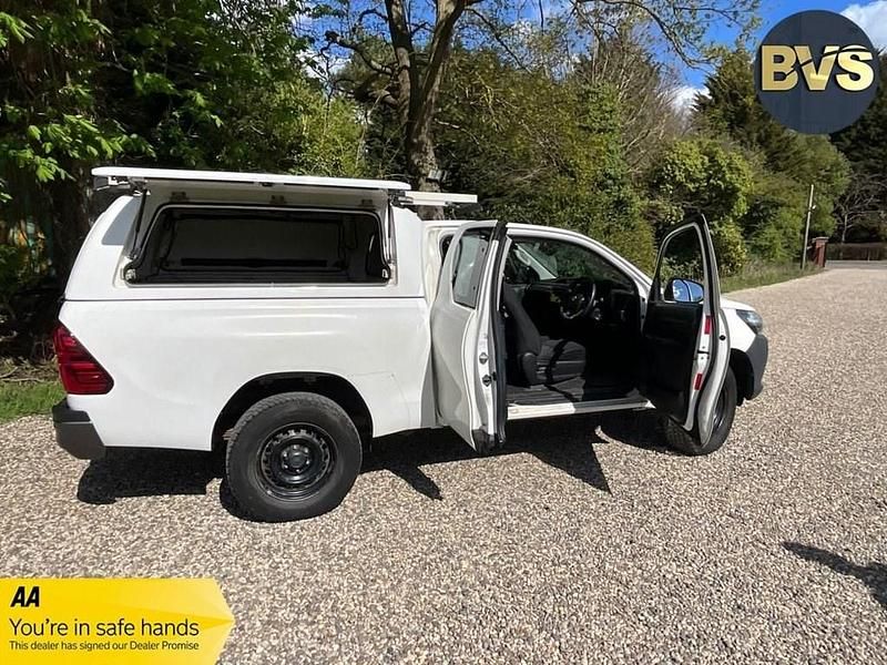 Used Toyota HiLux Active 150 HP (110 kW) 2018 White Pickup