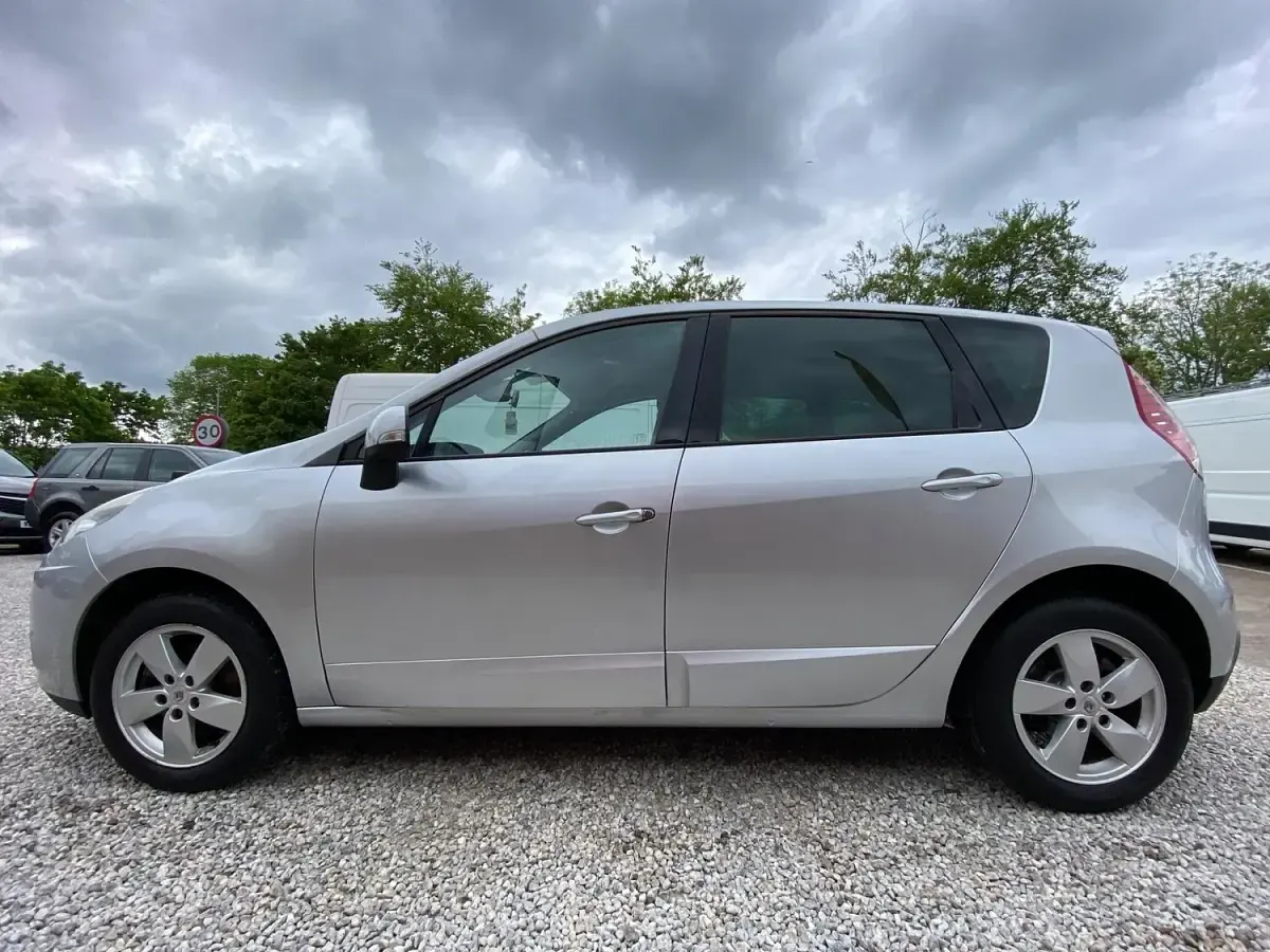 Used Renault Scénic Dynamique 2011 Silver MPV