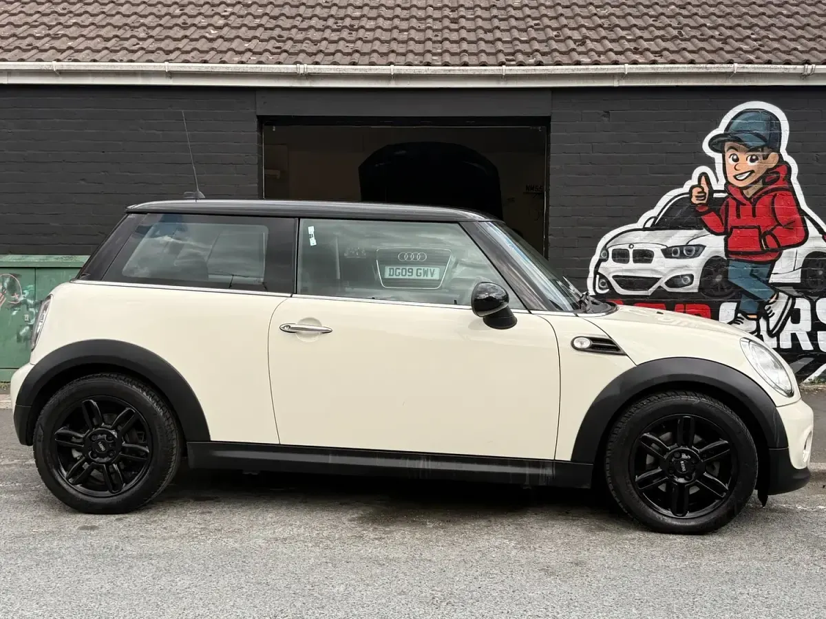 Used Mini Cooper Hatch 122 HP (89 kW) 2013 White Hatchback
