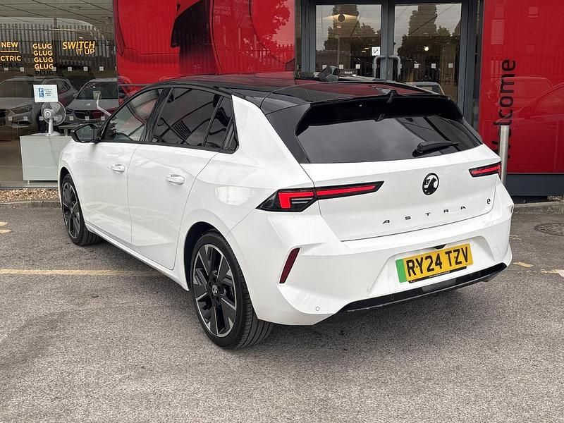 Used Vauxhall Astra Ultimate 113 kW (154 HP) 2024 White Hatchback