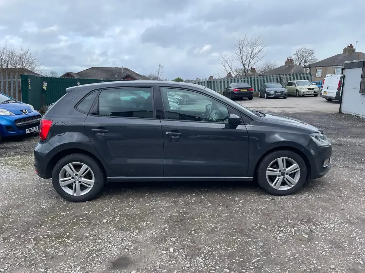 Usado VW Polo Match 90 CV (66 kW) 2016 Gris Utilitario