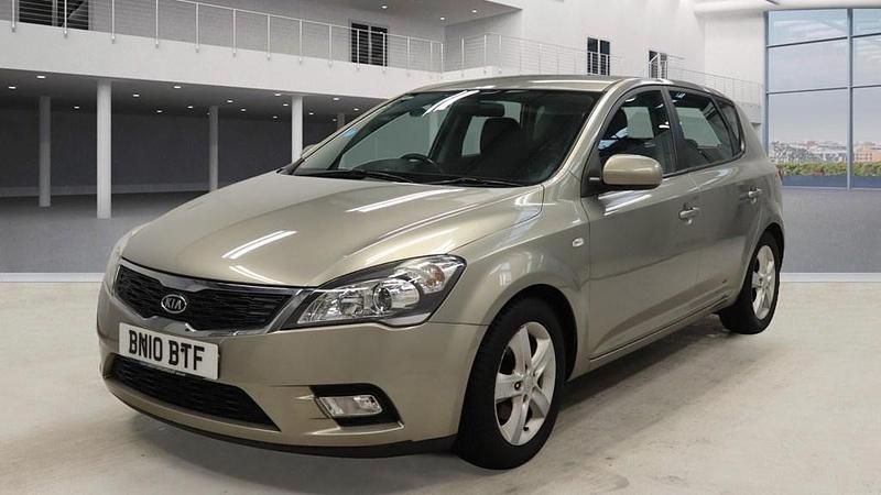 Używany Kia Ceed 126 KM (92 kW) 2010 Srebrny Hatchback
