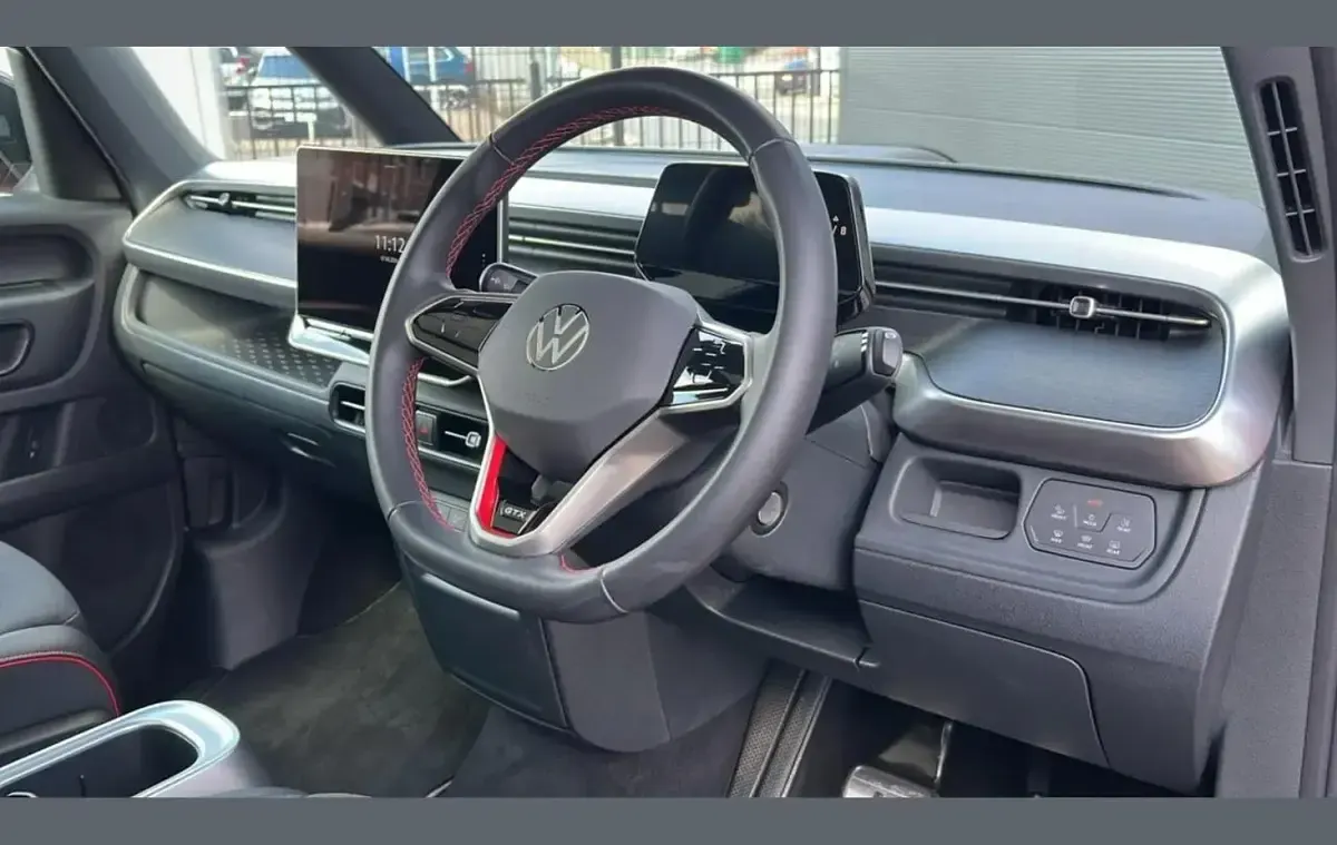 Begagnad VW ID. Buzz GTX 250 kW (340 HK) 2025 Röd Minibuss
