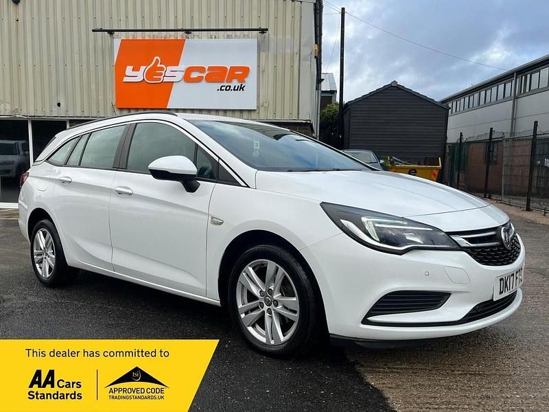 Used Vauxhall Astra Design Edition 2017 White Estate