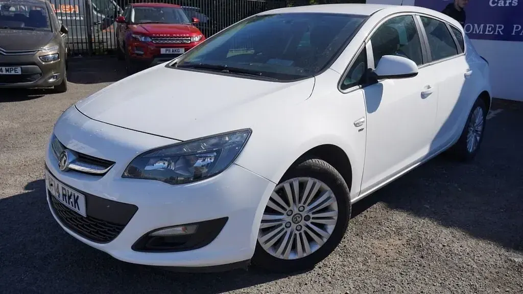 Gebraucht Vauxhall Astra 110 PS (80 kW) 2013 Weiß Kleinwagen