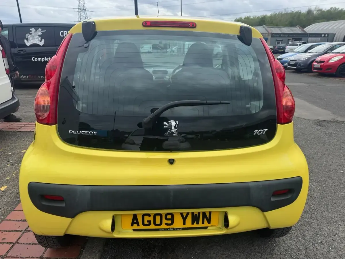 Begagnad Peugeot 107 68 HK (50 kW) 2009 Gul Halvkombi