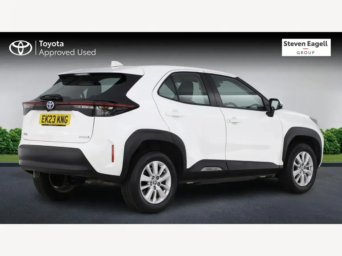 Used Toyota Yaris Hybrid 2023 White Hatchback