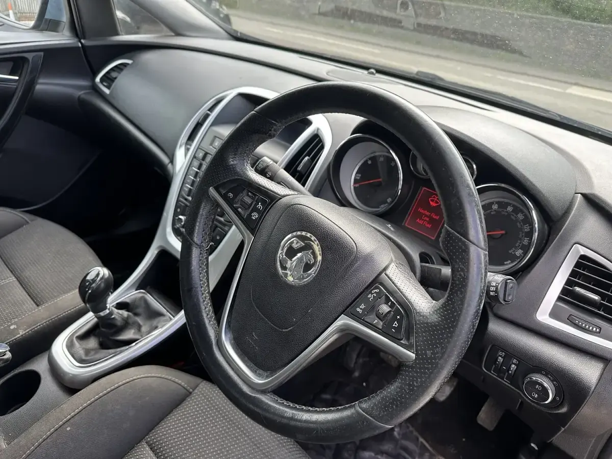Used Vauxhall Astra SRi 165 HP (121 kW) 2015 Black Hatchback