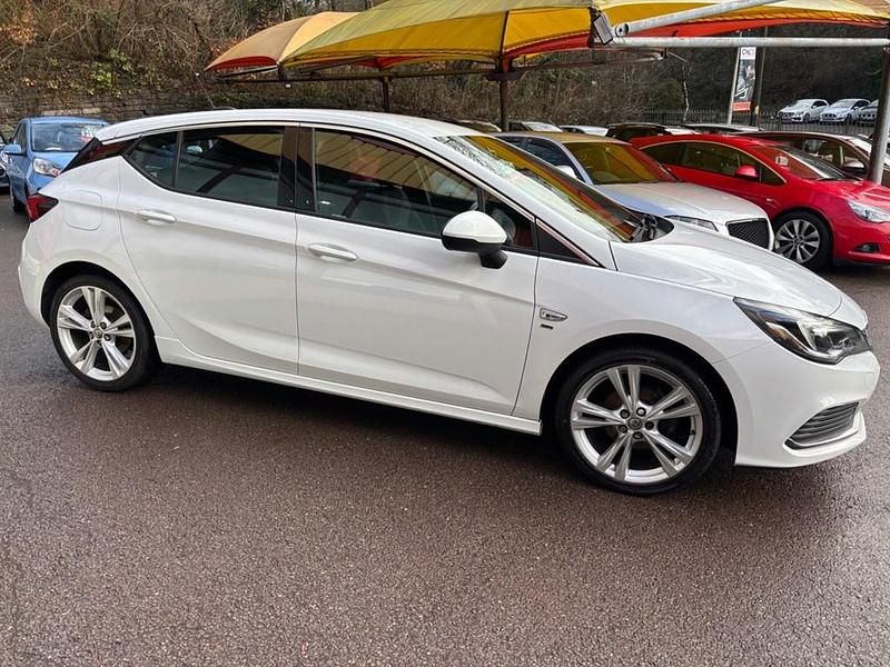 Used Vauxhall Astra SRi 150 HP (110 kW) 2017 White Hatchback