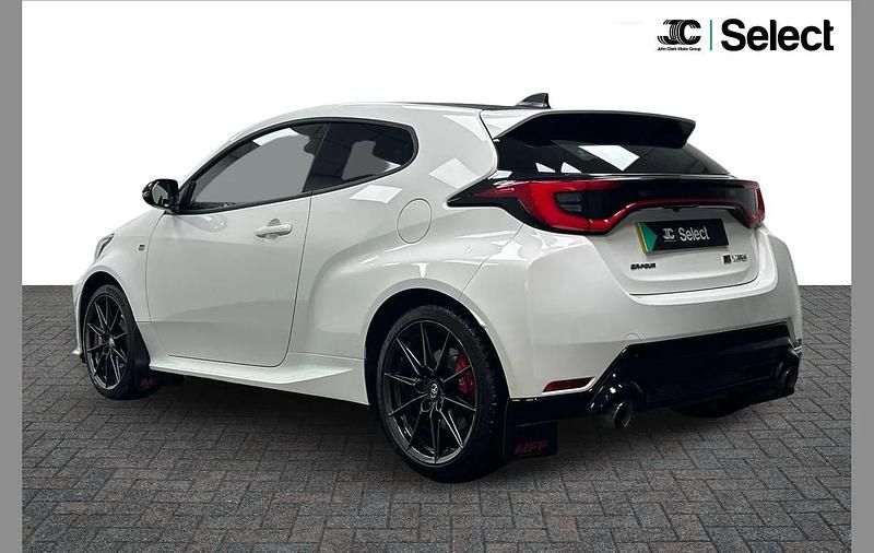 Used Toyota Yaris 257 HP (189 kW) 2024 White Hatchback