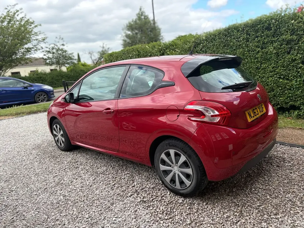 Used Peugeot 208 Access 68 HP (50 kW) 2013 Red Hatchback