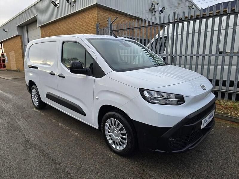 White Used 2024 Toyota Proace MPV | £18,495 (Expensive) - Image 1/4