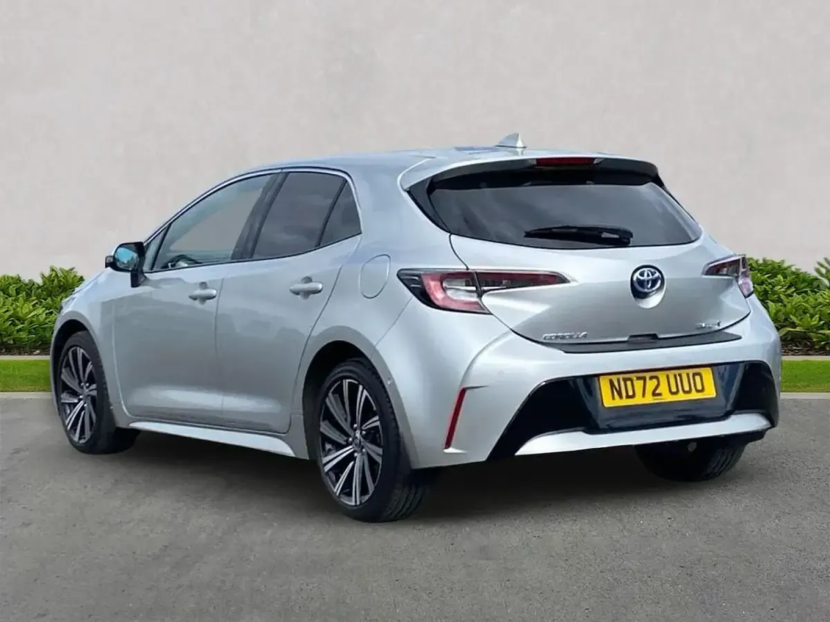 Used Toyota Corolla Design 140 HP (102 kW) 2022 Silver Hatchback