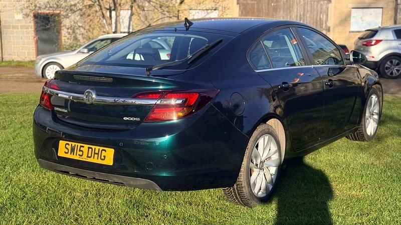 Second-hand Vauxhall Insignia Design Edition 140 CP (102 kW) 2015 Verde Hatchback