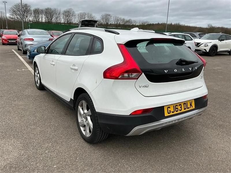 Used Volvo V40 2013 White Hatchback