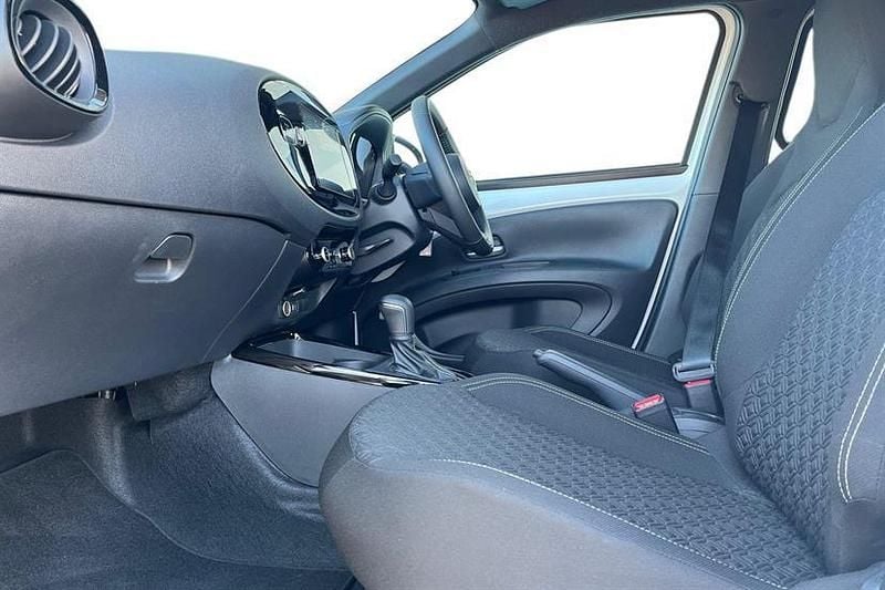 Used Toyota Aygo X 72 HP (52 kW) 2025 Pure white with black SUV