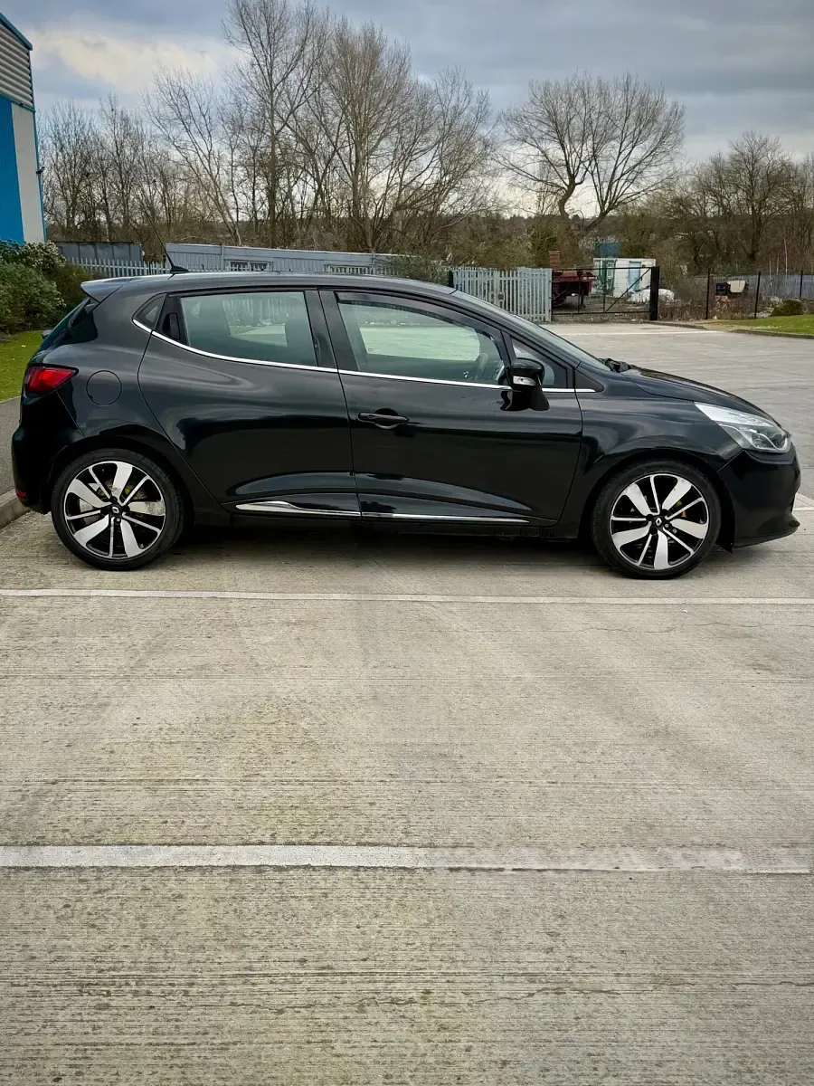 Used Renault Clio Dynamique 90 HP (66 kW) 2015 Black Hatchback