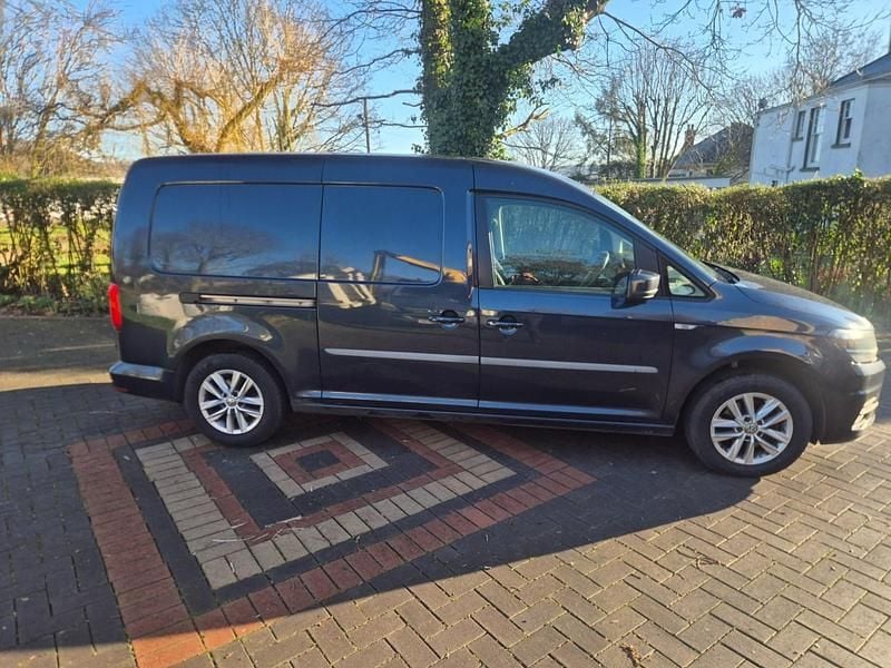 Begagnad VW Caddy Highline 102 HK (75 kW) 2019 Blå Minibuss